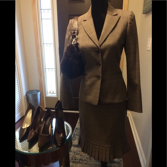Dresses & Skirts - Tahari Brown /Cream Plaid Skirt Suit